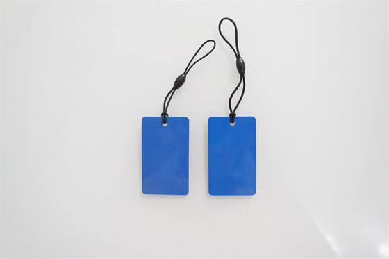 ป้ายสติกเกอร์ RFID 512 บิต แท็กเครื่องแต่งกาย RFID อ่านระยะ 5 เมตร