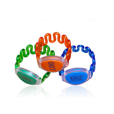 แท็กสายรัดข้อมือ RFID Abs ชิป 125KHZ พร้อมรอบการเขียนโปรแกรม 100,000 ครั้ง